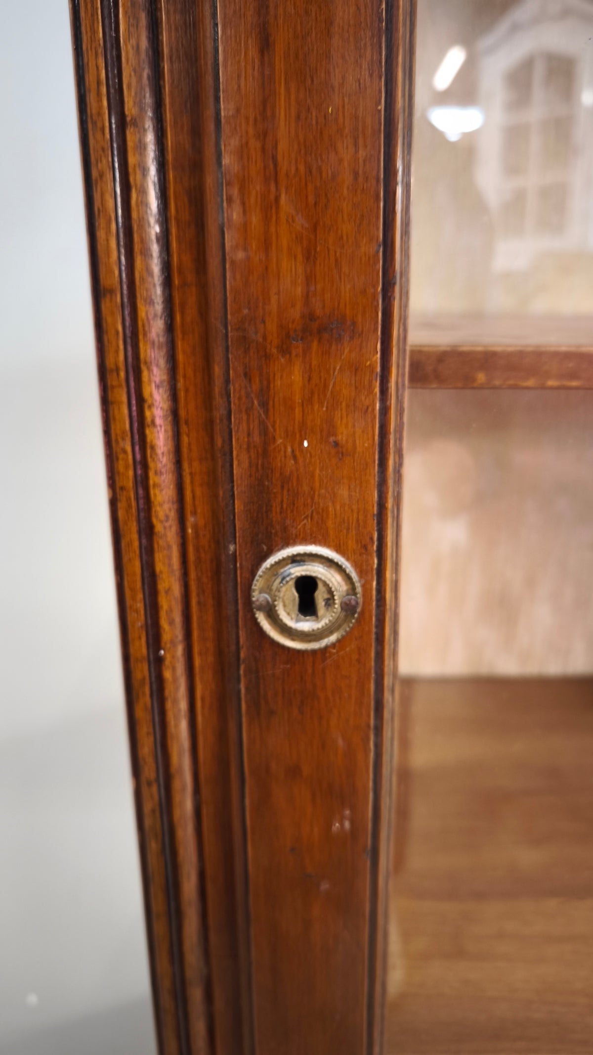 94480 Vetrina in legno un' anta con decoro tortile