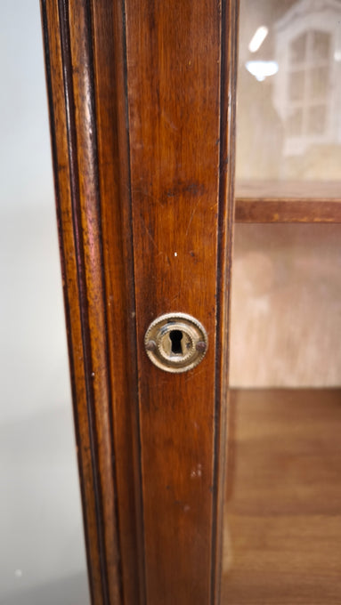 94480 Vetrina in legno un' anta con decoro tortile