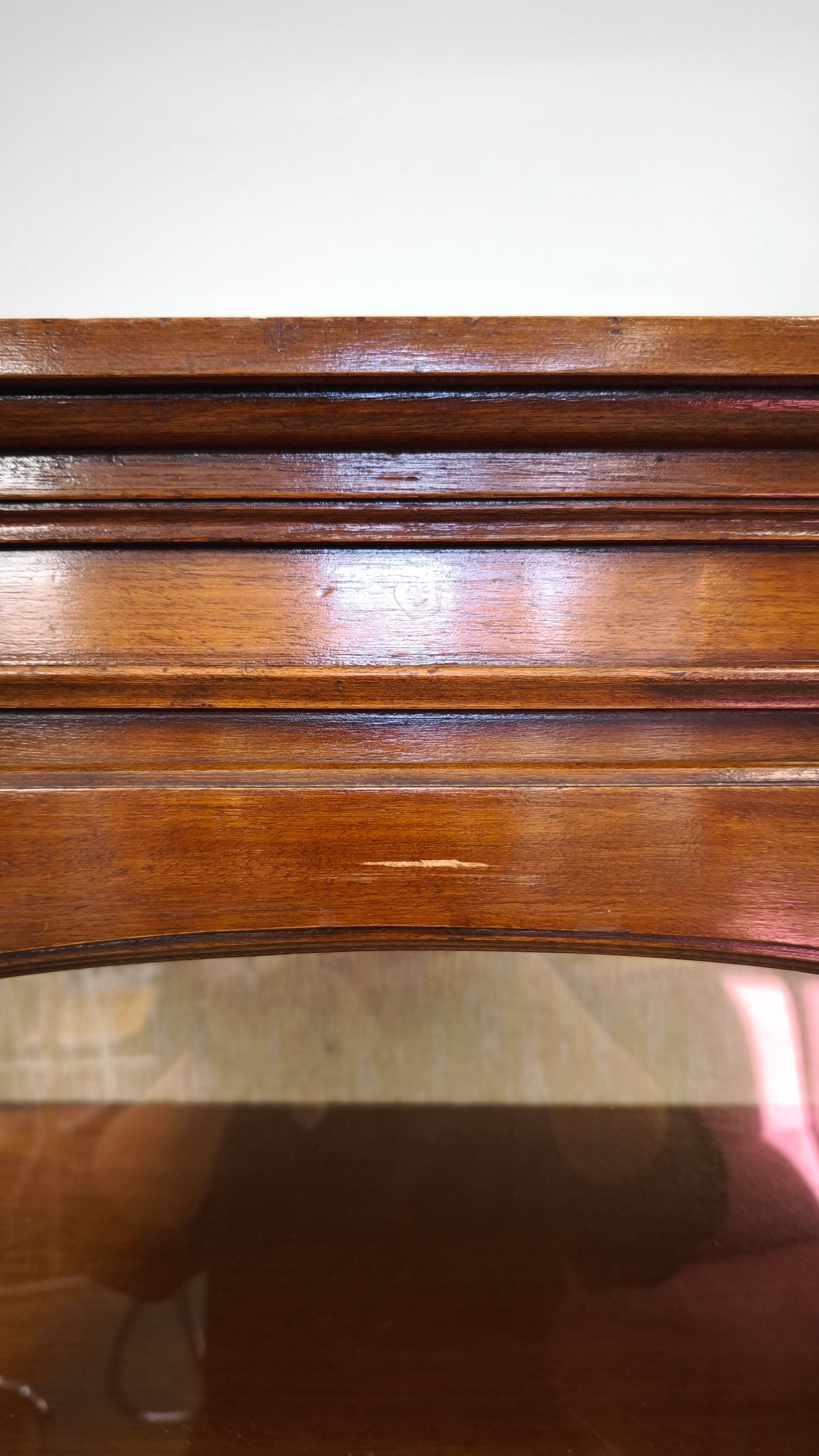94480 Vetrina in legno un' anta con decoro tortile