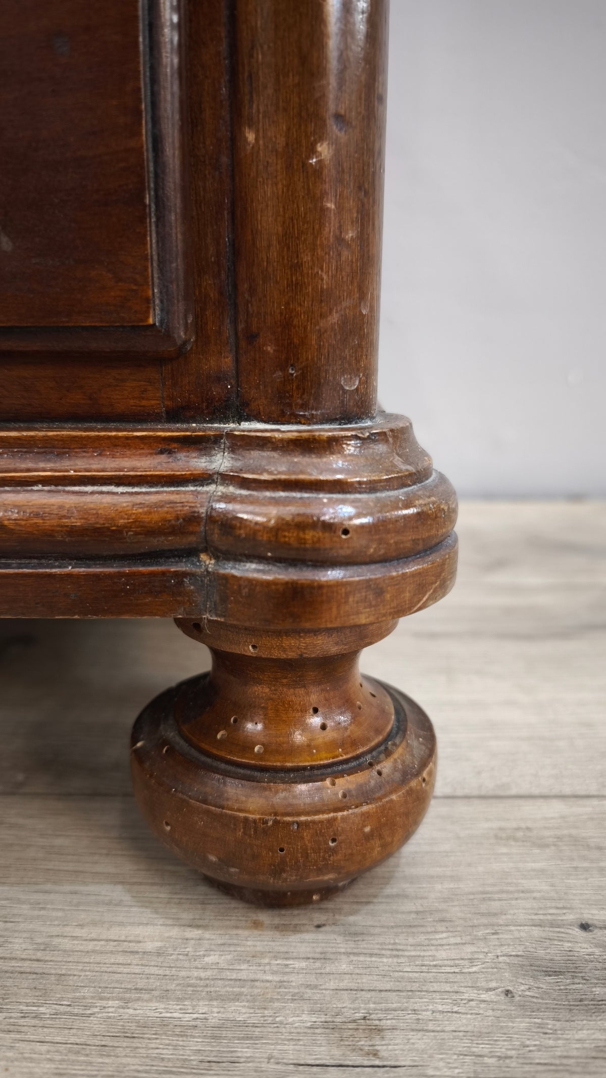 94480 Vetrina in legno un' anta con decoro tortile