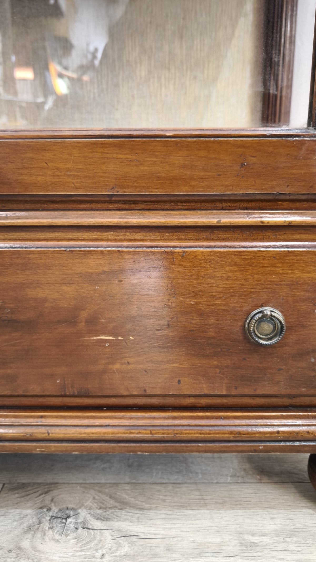 94480 Vetrina in legno un' anta con decoro tortile