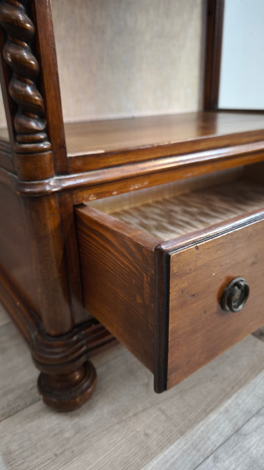 94480 Vetrina in legno un' anta con decoro tortile