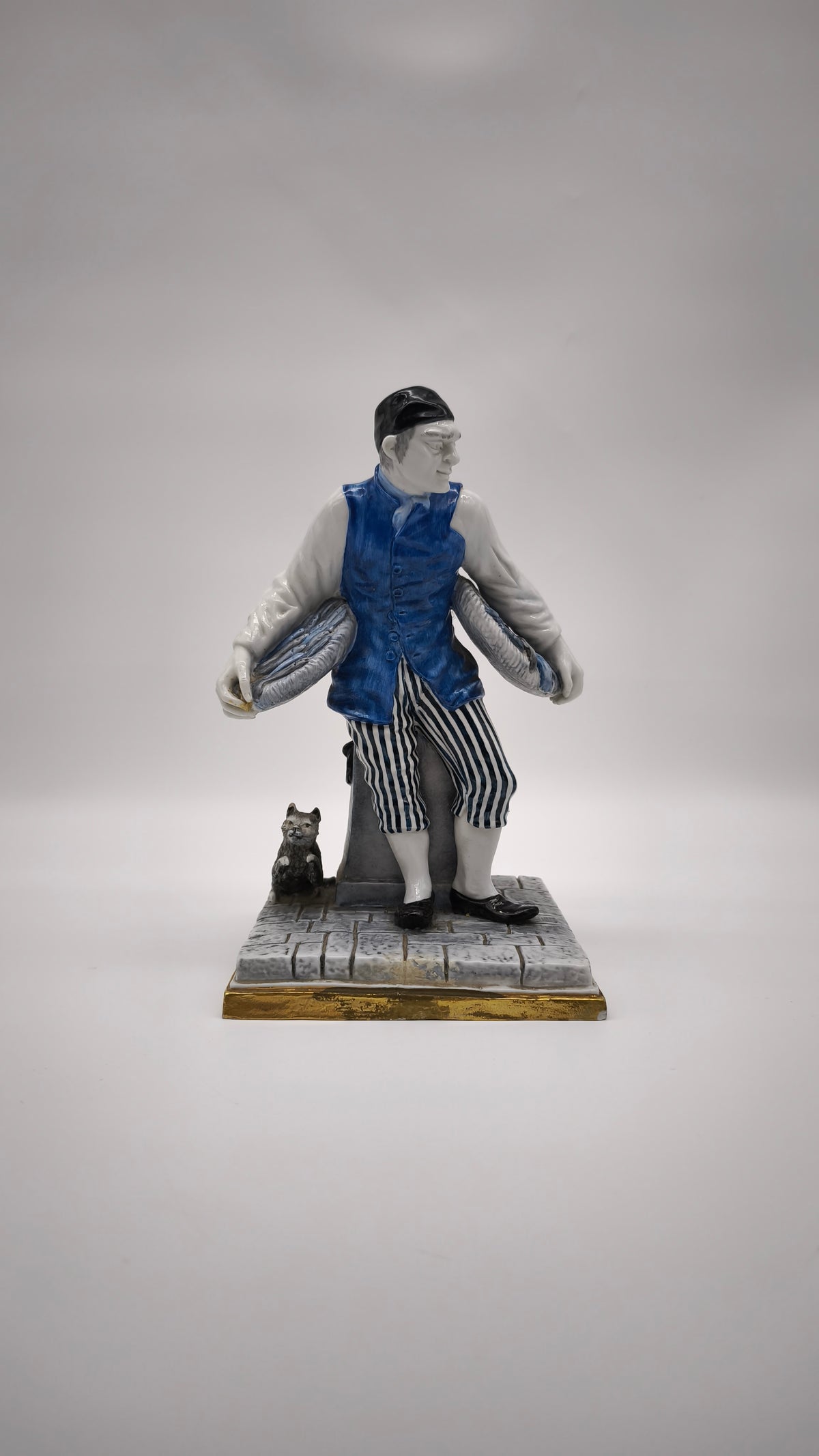94641 Statuina Luigi Fabris per Capodimonte, venditore di pesce, primi '900