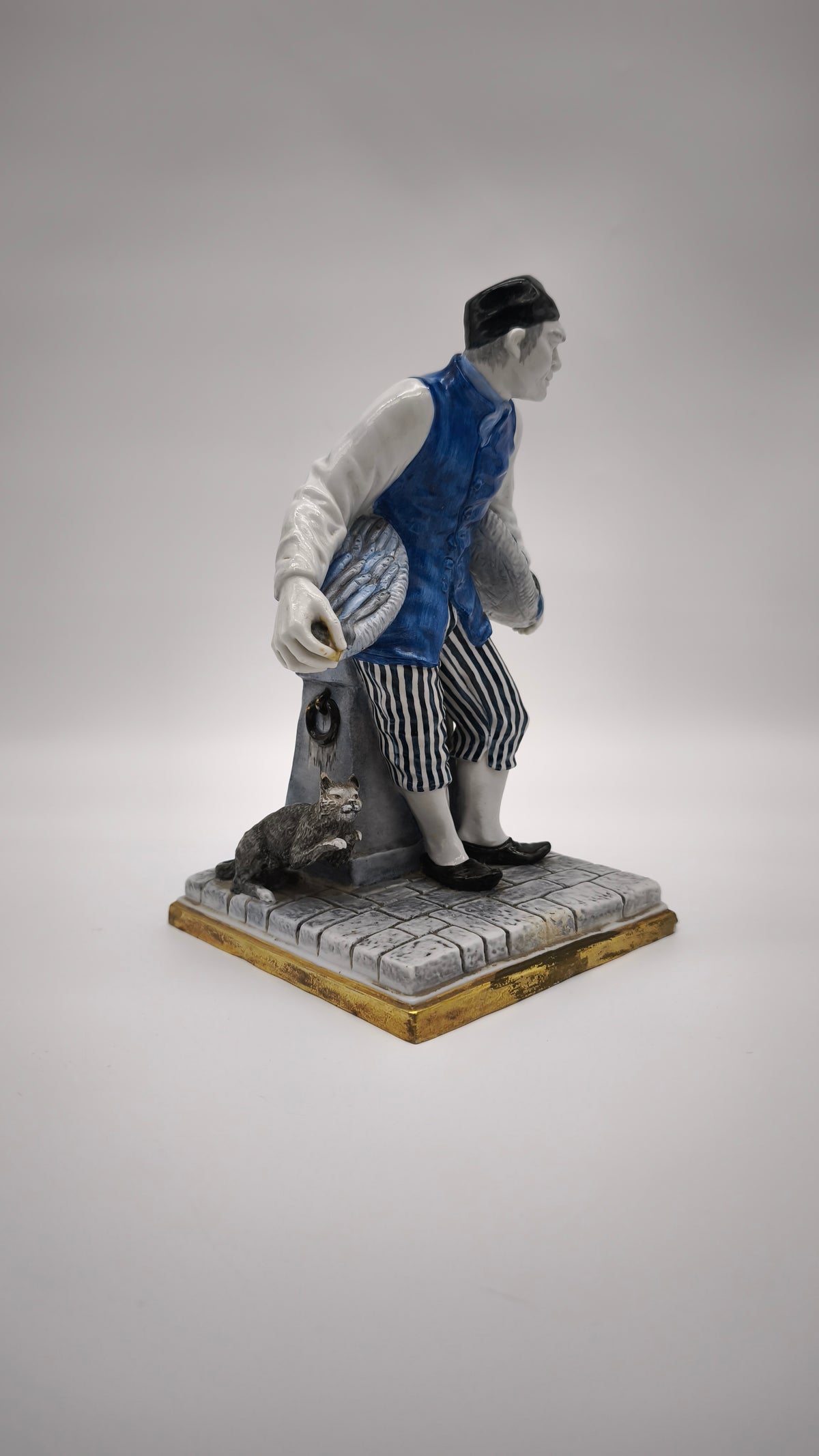 94641 Statuina Luigi Fabris per Capodimonte, venditore di pesce, primi '900