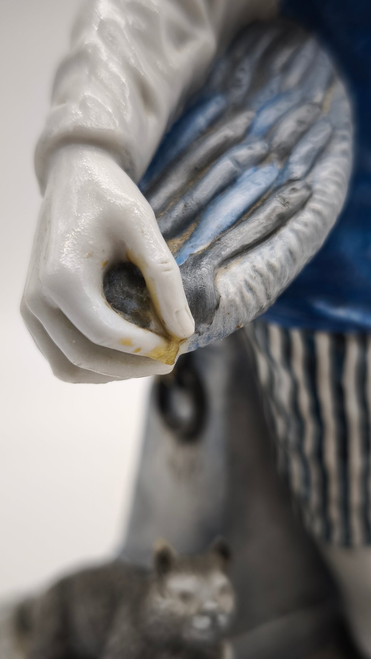 94641 Statuina Luigi Fabris per Capodimonte, venditore di pesce, primi '900