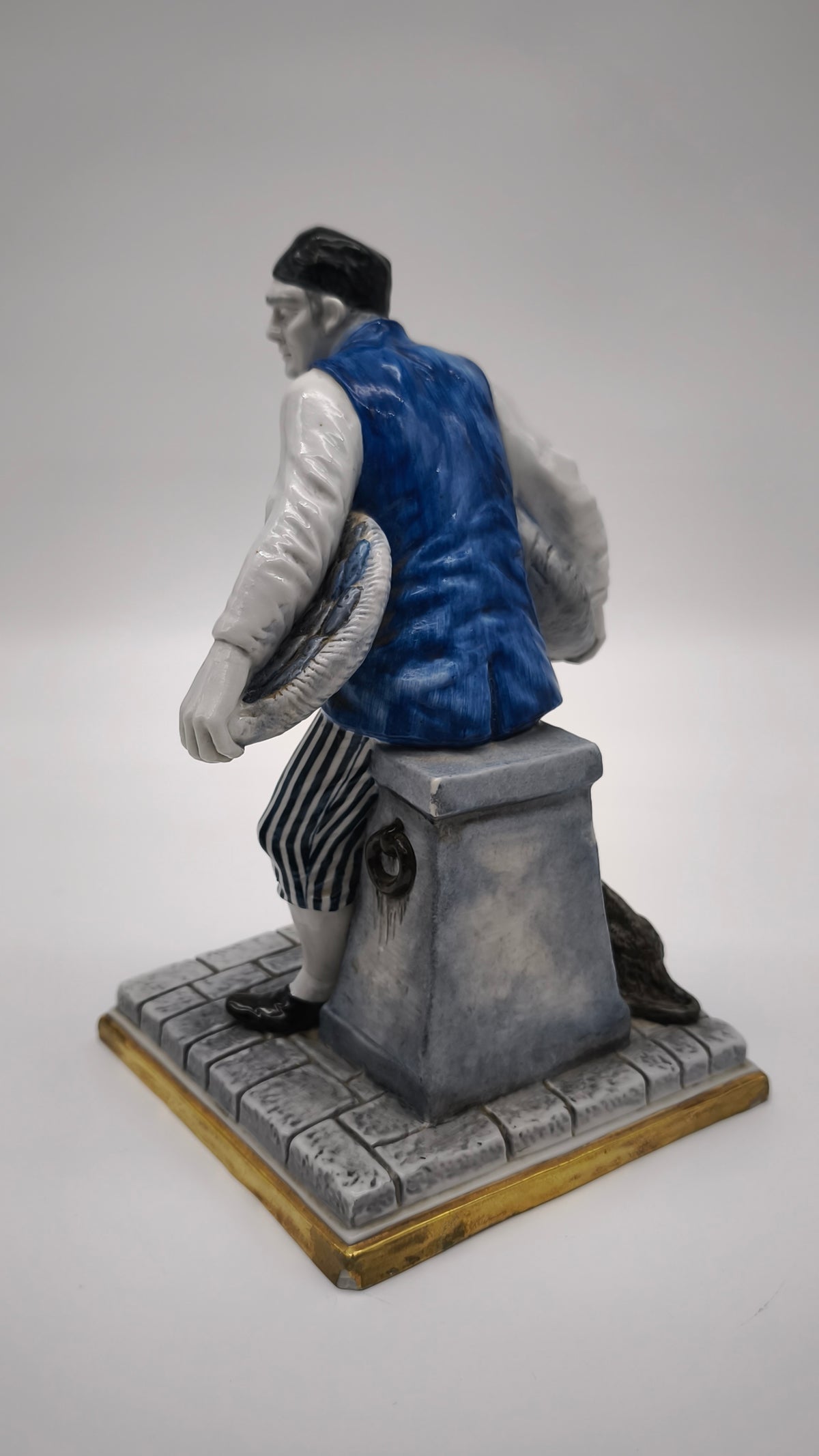 94641 Statuina Luigi Fabris per Capodimonte, venditore di pesce, primi '900