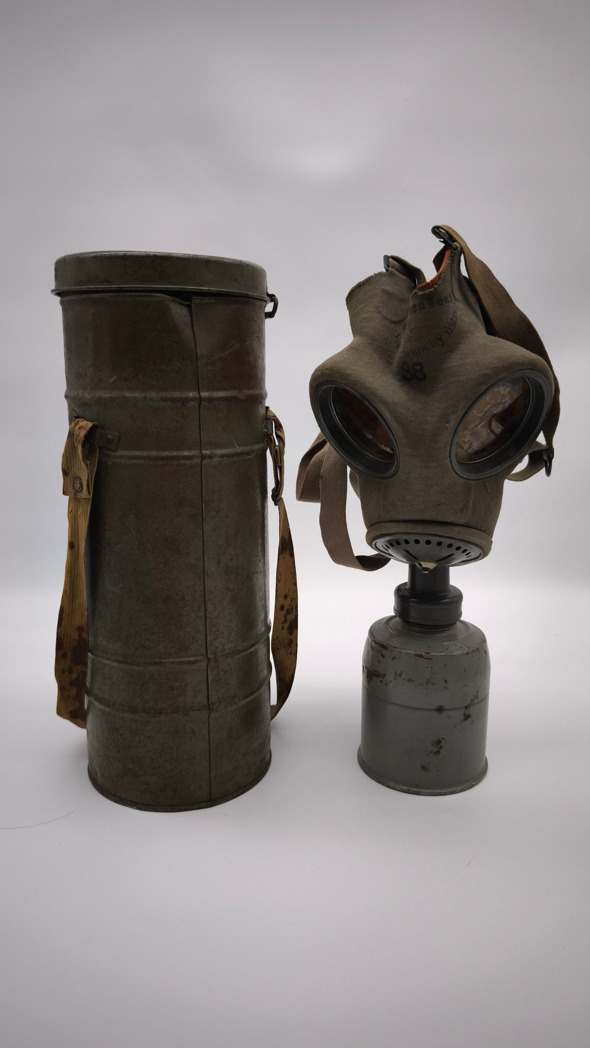 94646 Maschera antigas militare cecoslovacca modello VZ35 con custodia in metallo