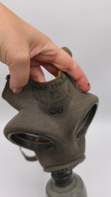 94646 Maschera antigas militare cecoslovacca modello VZ35 con custodia in metallo