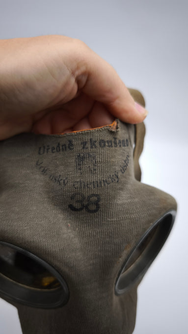 94646 Maschera antigas militare cecoslovacca modello VZ35 con custodia in metallo