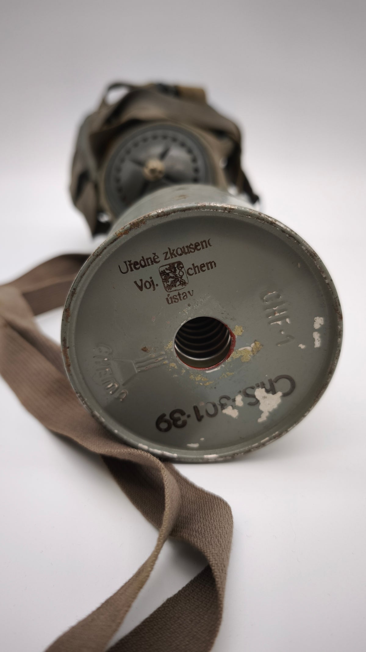 94646 Maschera antigas militare cecoslovacca modello VZ35 con custodia in metallo