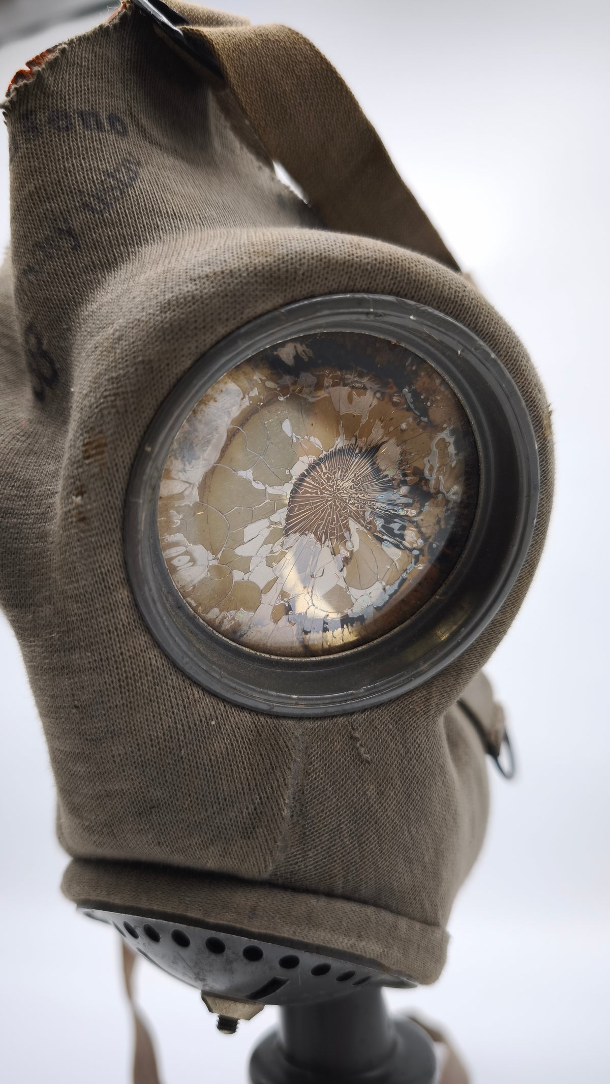 94646 Maschera antigas militare cecoslovacca modello VZ35 con custodia in metallo