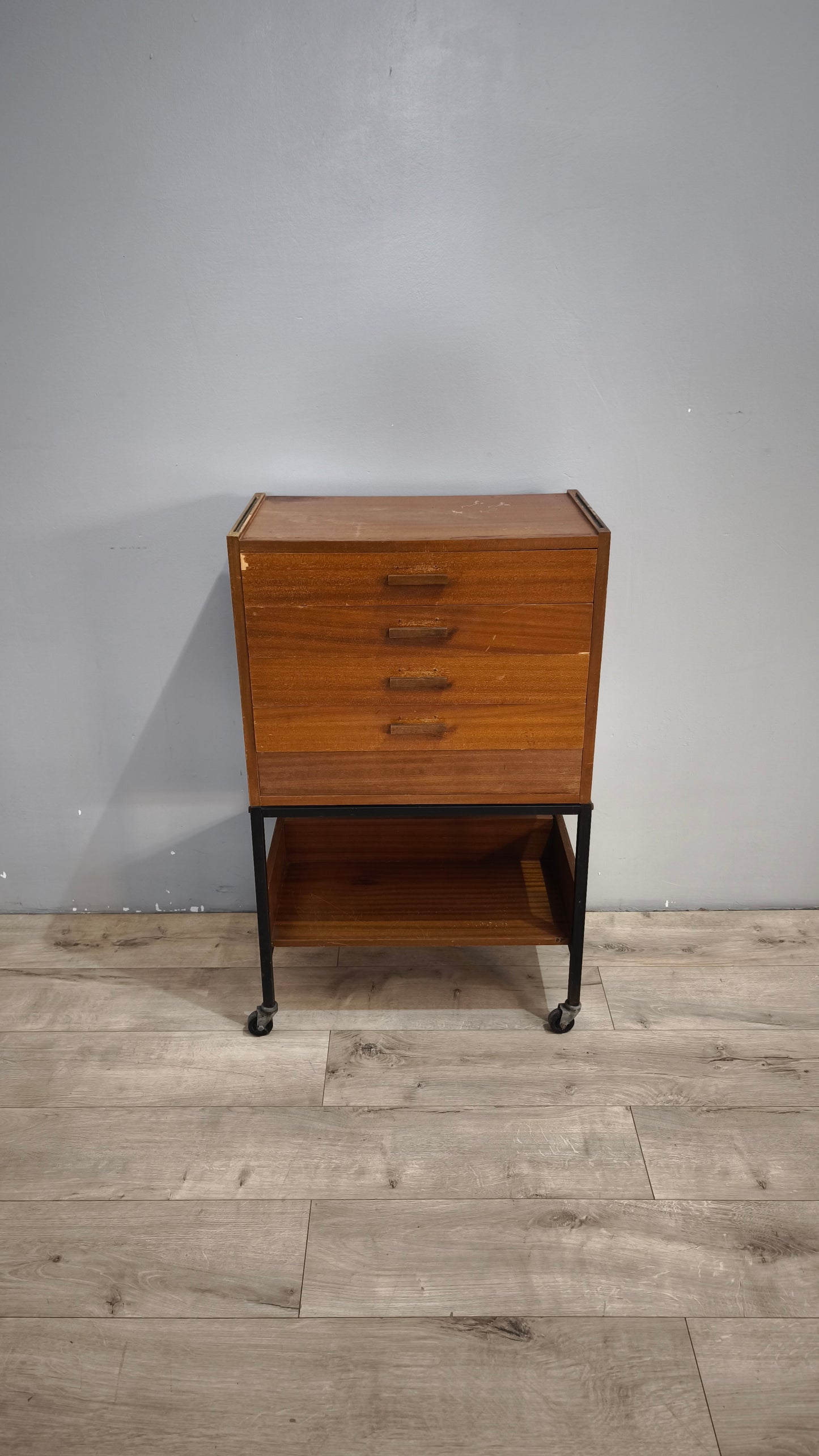 924087 Mobiletto vintage con cassetti e rotelle