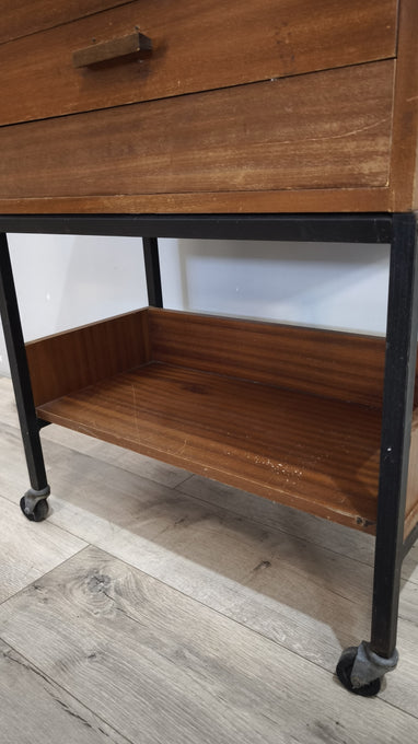 924087 Mobiletto vintage con cassetti e rotelle