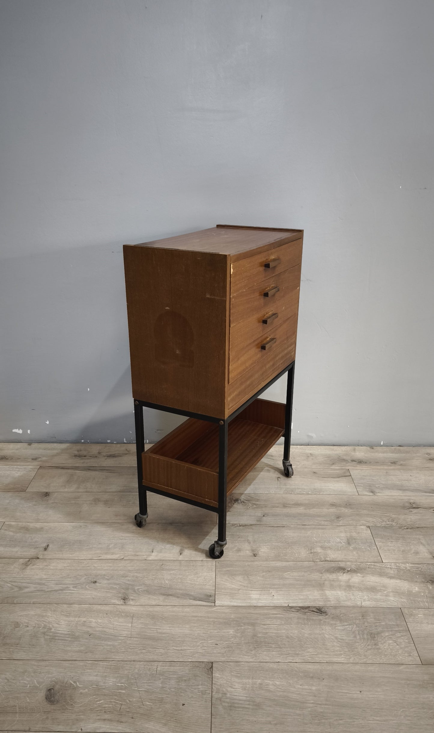 924087 Mobiletto vintage con cassetti e rotelle