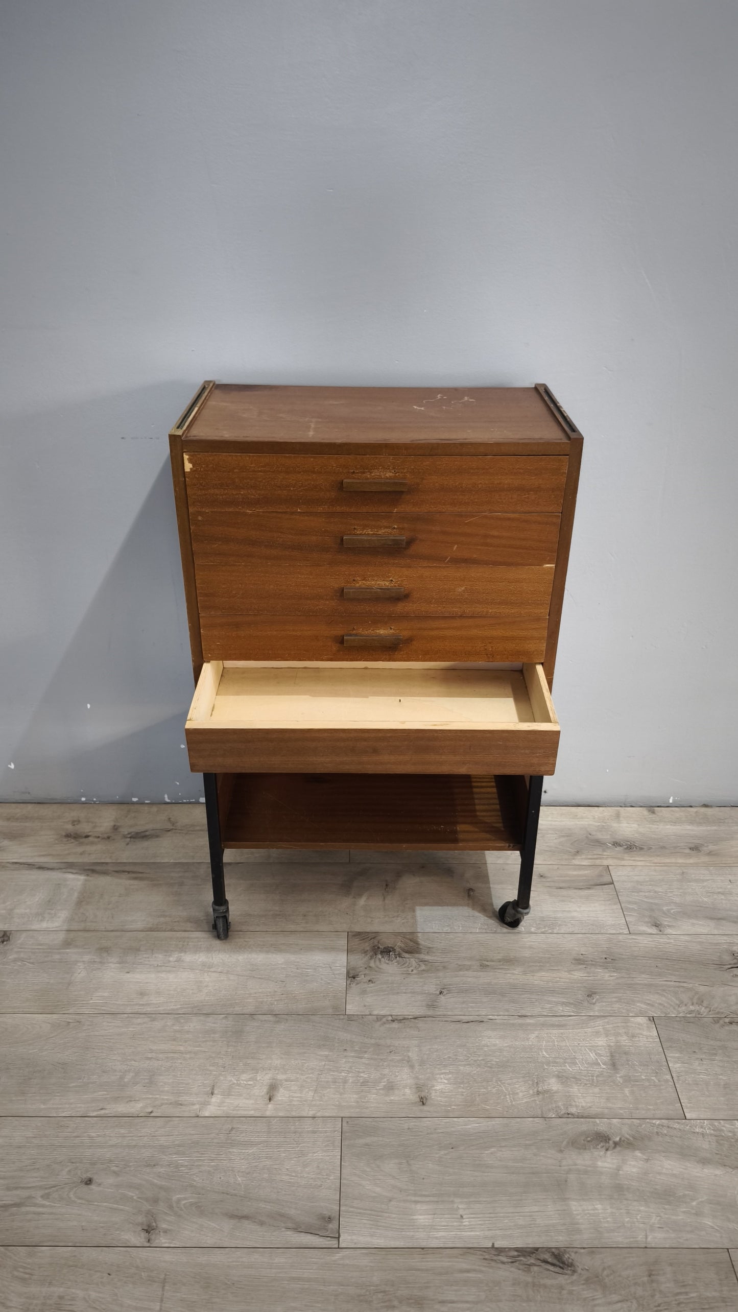 924087 Mobiletto vintage con cassetti e rotelle