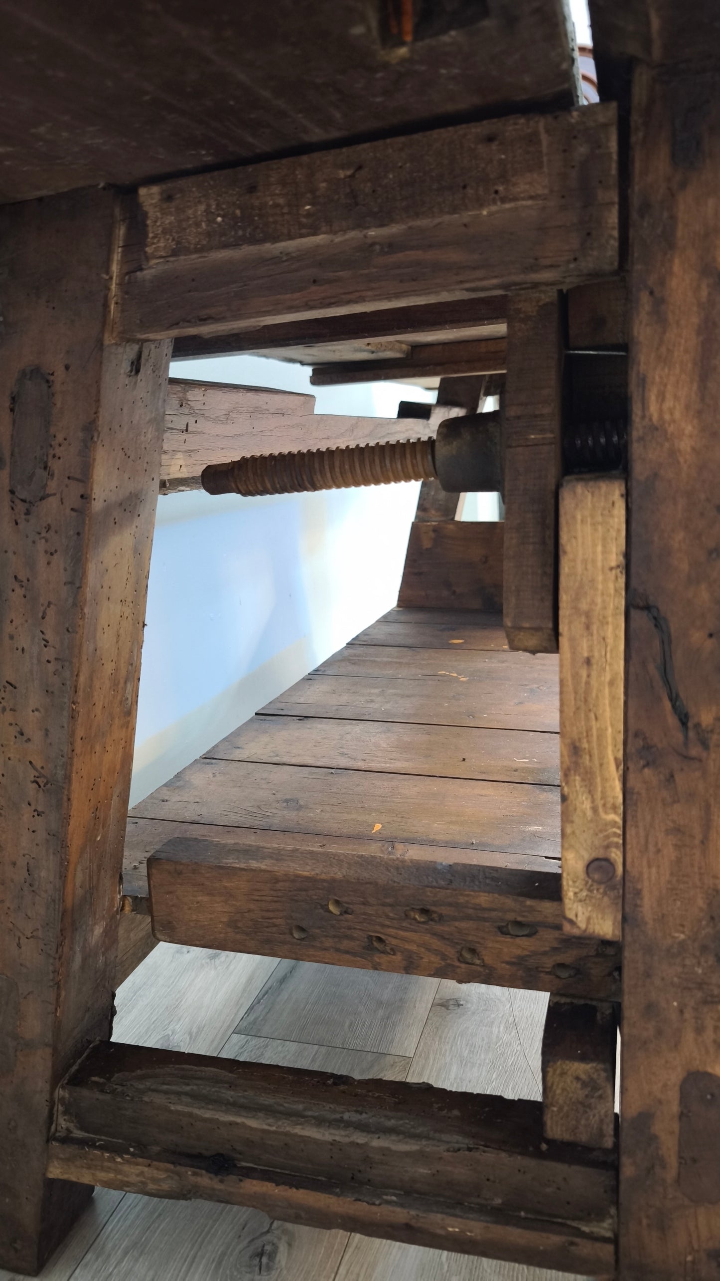 92400 Vecchio banco da falegname in legno con doppia morsa