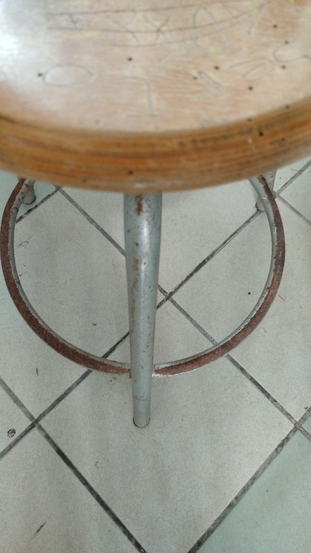 87740 Sgabello industriale con seduta in legno