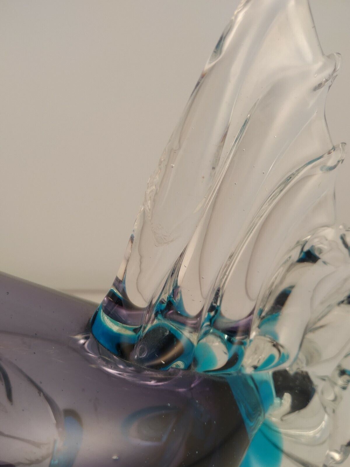 Scultura in vetro soffiato forma pesce sfumature viola e blu cod. 28494
