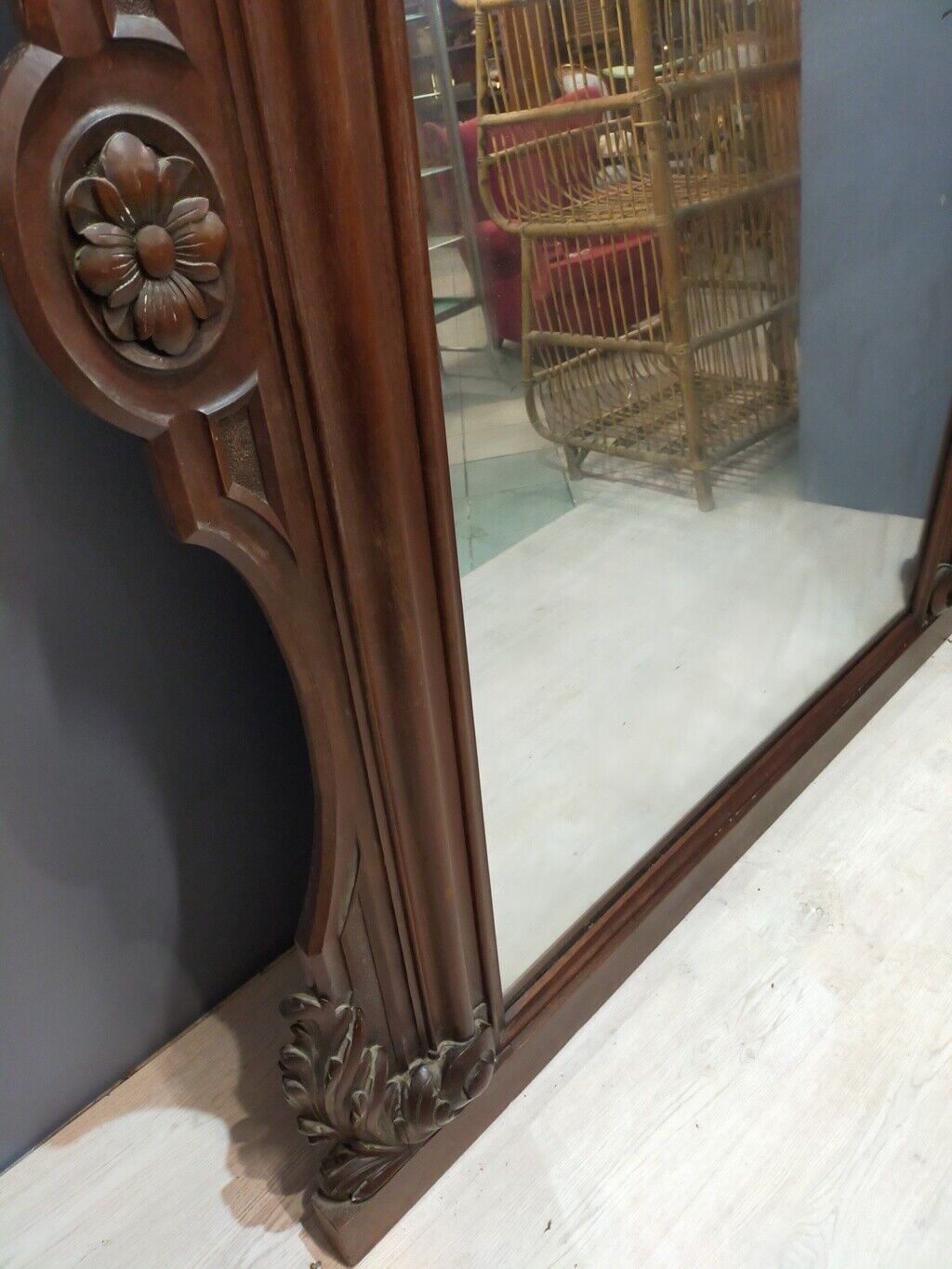 34175 Grande specchio con cornice in legno massello lavorato