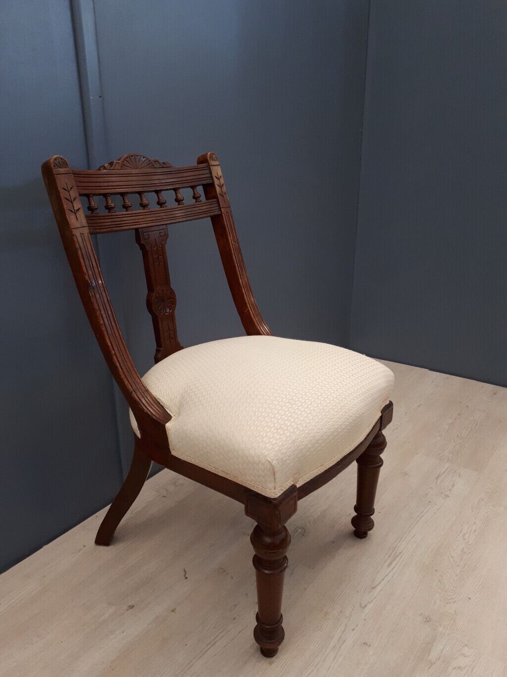 28569 Sedia in legno intagliato e seduta bianca