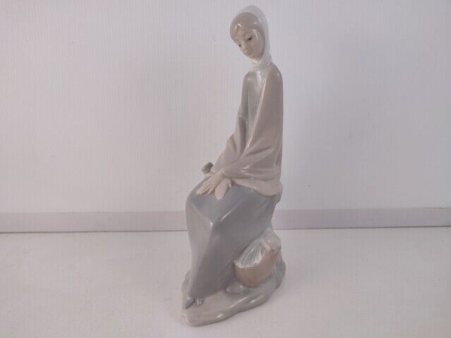 50200 Statuetta Nao di Lladro, Donna seduta su ceppo di albero