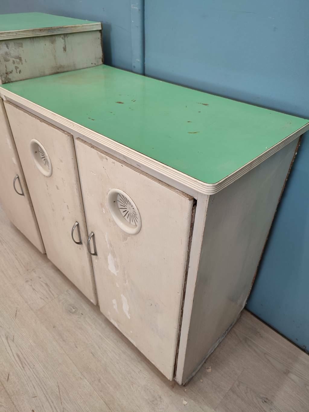 51083 Credenzina sfalsata anni '50 con piano in formica verde