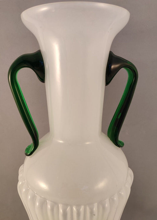 52671 Vaso in vetro opalino con manici verdi