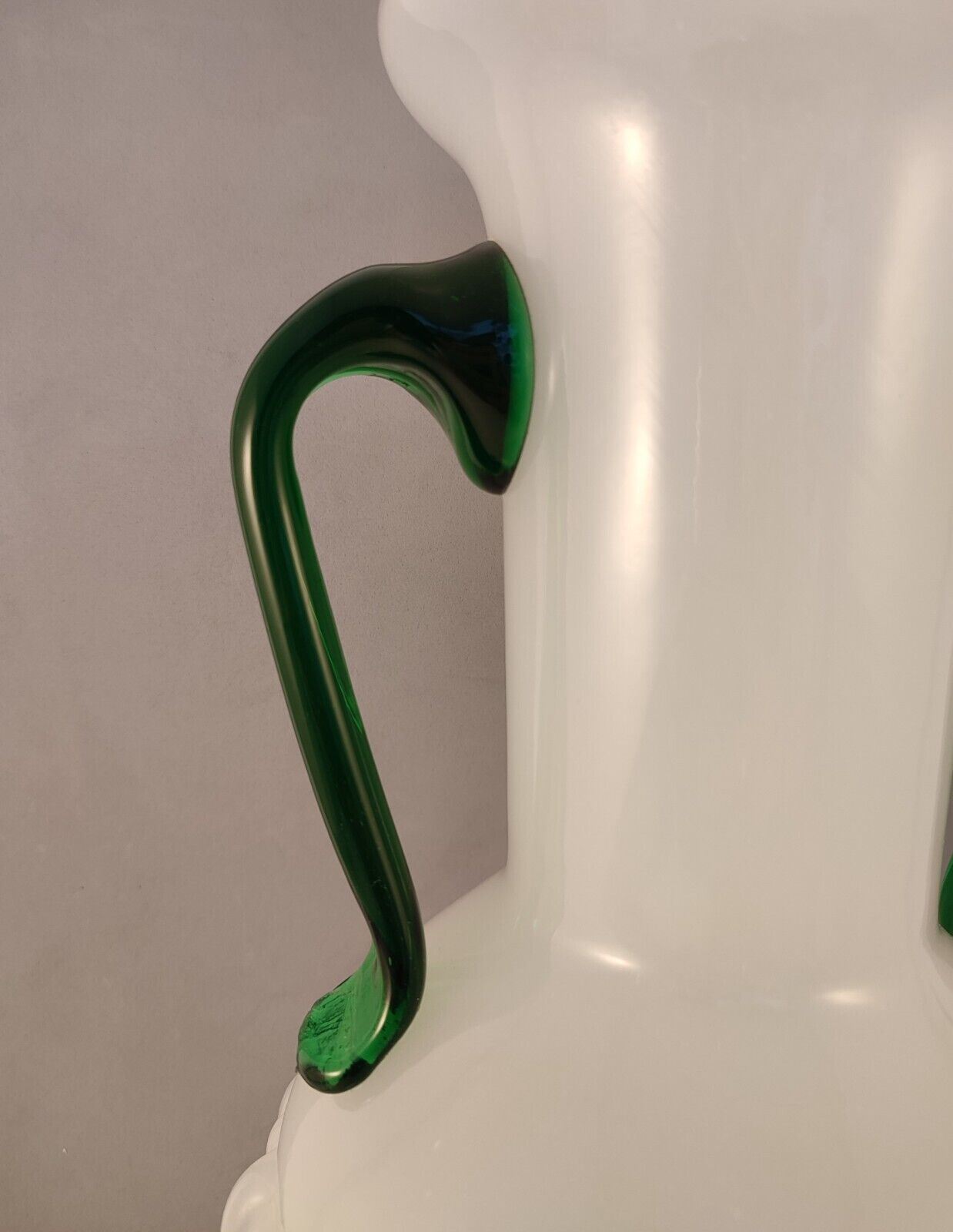 52671 Vaso in vetro opalino con manici verdi